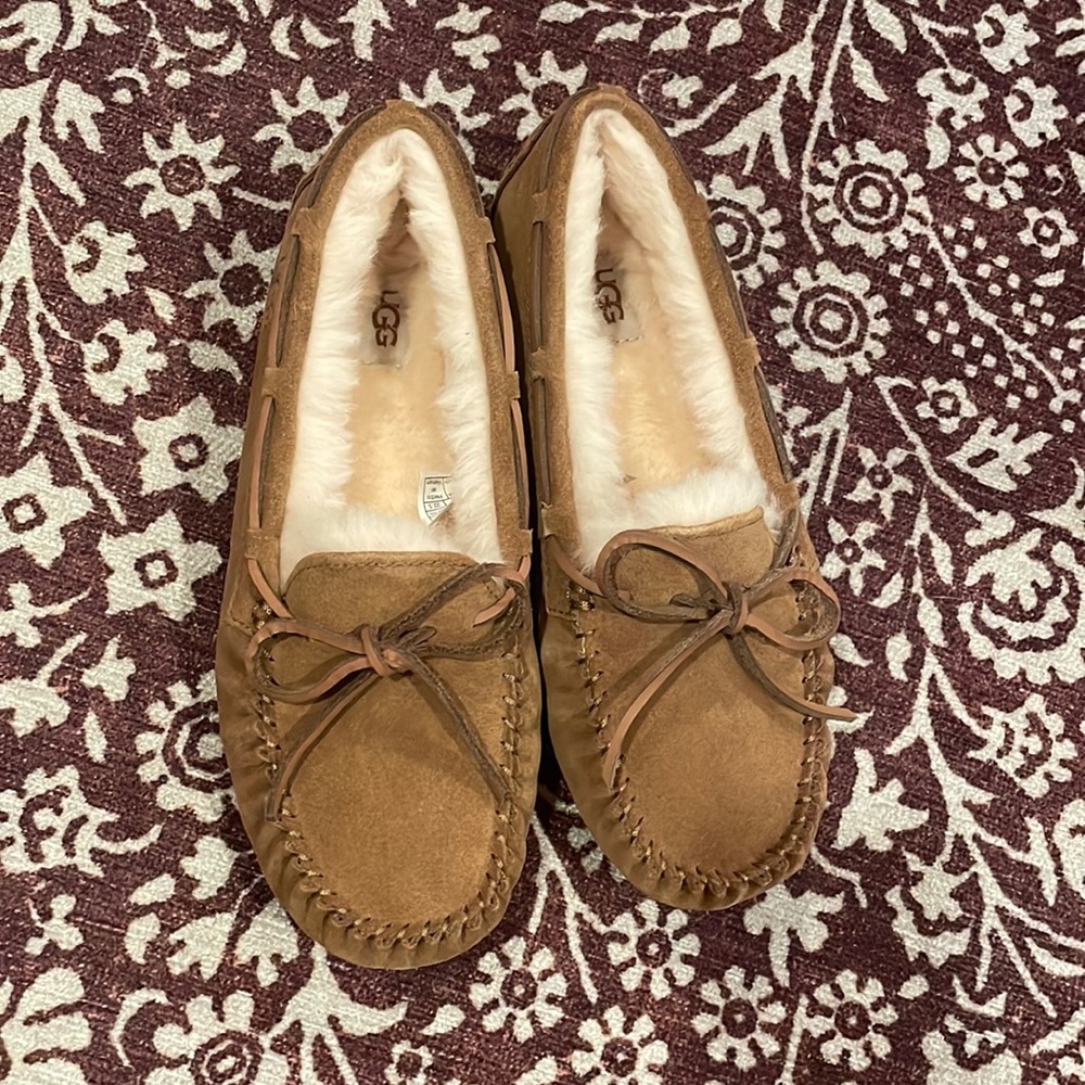 Ugg Kids’ Dakota Slippers in Chestnut Size 4 (Adult 6)